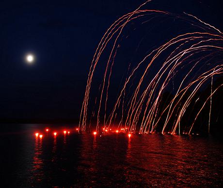 Wasserfeuerwerk: Schwimmende Bengalische Feuer bild